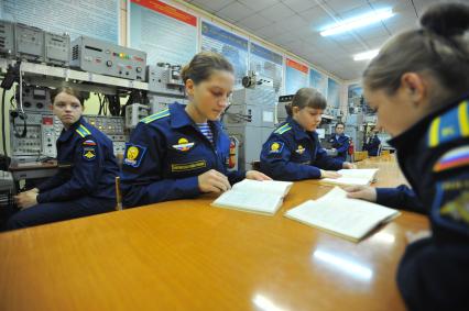 Рязанское высшее воздушно-десантное училище имени В. Ф. Маргелова (РВВДКУ). Девушки-курсанты 2 взвода на кафедре радиосвязи.