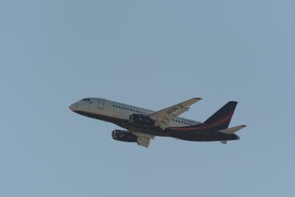 Московская область, г. Жуковский. Самолет Sukhoi Superjet 100 во время открытия Международного авиационно-космического салона МАКС-2015.