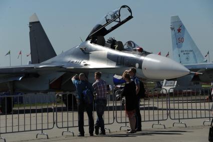 Московская область, г. Жуковский.   Посетители  во время открытия Международного авиационно-космического салона МАКС-2015.