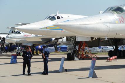 Московская область, г. Жуковский. Самолет Ту-160 `Александр Новиков`(второй справа) во время открытия Международного авиационно-космического салона МАКС-2015.