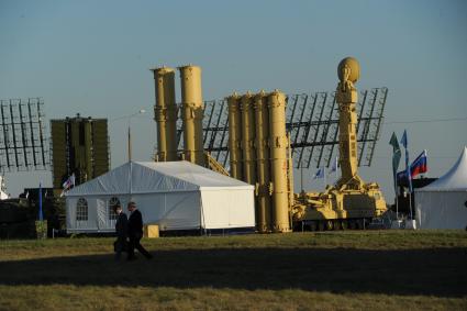 Московская область, г. Жуковский. Зенитно-ракетный комплекс С-300 с пусковой установкой 9А83  во время открытия Международного авиационно-космического салона МАКС-2015.