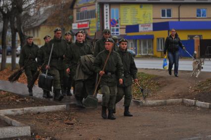 Козельск. 28-я гвардейская ракетная Краснознаменная дивизия. Военнослужащие направляются на уборку территории.