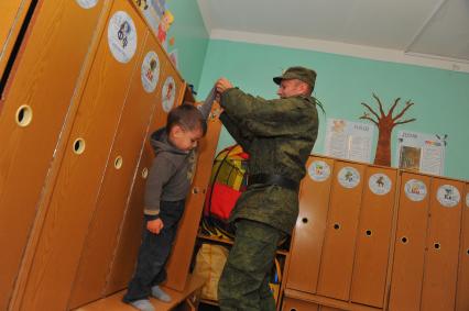 Козельск. 28-я гвардейская ракетная Краснознаменная дивизия. Военнослужащий с сыном в детском саду.