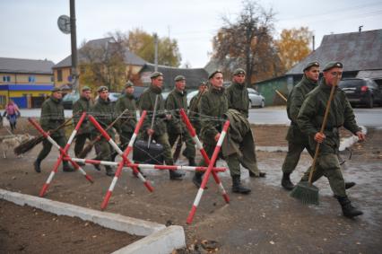 Козельск. 28-я гвардейская ракетная Краснознаменная дивизия. Военнослужащие направляются на уборку территории.