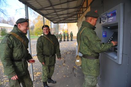 Козельск. 28-я гвардейская ракетная Краснознаменная дивизия. Военнослужащие снимают наличные в уличном банкомате ВТБ 24.