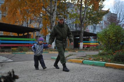 Козельск. 28-я гвардейская ракетная Краснознаменная дивизия. Военнослужащий гуляет с сыном.