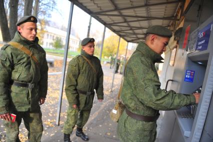 Козельск. 28-я гвардейская ракетная Краснознаменная дивизия. Военнослужащие снимают наличные в уличном банкомате ВТБ 24.