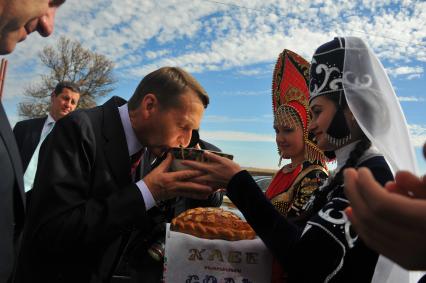 Карачаево-Черкессия. Председатель Государственной Думы РФ Сергей Нарышкин во время встречи в аэропорту.