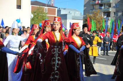 Карачаево-Черкессия. Девушки в черкесских национальных костюмах во время встречи председателя Государственной Думы РФ С. Нарышкина.