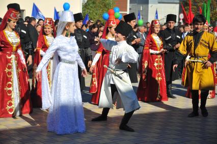 Карачаево-Черкессия. Танцоры в черкесских национальных костюмах во время встречи председателя Государственной Думы РФ С. Нарышкина.