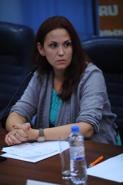 Москва. Вдова ополченца Елена Лазаренко во время пресс-конференции на тему: `Российские добровольцы Донбасса хотят, чтобы их приравняли к ветеранам боевых действий` в ИД `Комсомольская правда`.