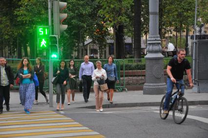 Москва.  Светофоры для велосипедистов и пешеходов.