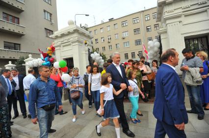 Москва. Мэр Москвы Сергей Собянин с жителями города на открытии улицы Большая Ордынка, на которой были завершены работы по комплексному благоустройству.