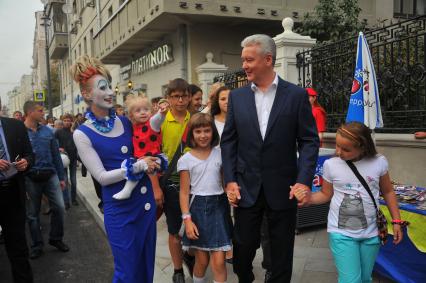 Москва. Мэр Москвы Сергей Собянин с жителями города на открытии улицы Большая Ордынка, на которой были завершены работы по комплексному благоустройству.