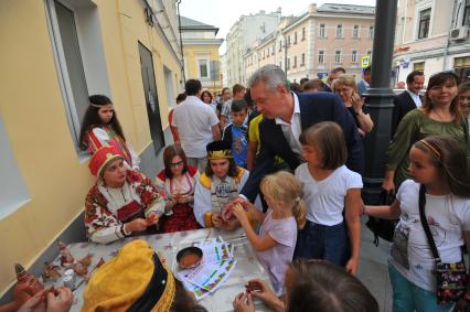 Москва. Мэр Москвы Сергей Собянин с жителями города на открытии улицы Большая Ордынка, на которой были завершены работы по комплексному благоустройству.