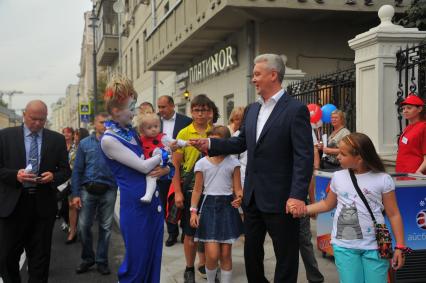 Москва. Мэр Москвы Сергей Собянин с жителями города на открытии улицы Большая Ордынка, на которой были завершены работы по комплексному благоустройству.