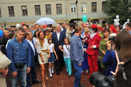 Москва. Мэр Москвы Сергей Собянин с жителями города на открытии улицы Большая Ордынка, на которой были завершены работы по комплексному благоустройству.