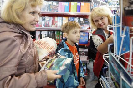 Екатеринбург. Покупатели выбирают канцтовары на школьном базаре.