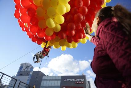 Екатеринбург. Мальчик летает на связке воздушных гелевых шаров во время празднования Дня Рождения провайдера DOM.ru.