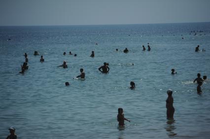 Крым. г. Евпатория. Люди купаются в море.
