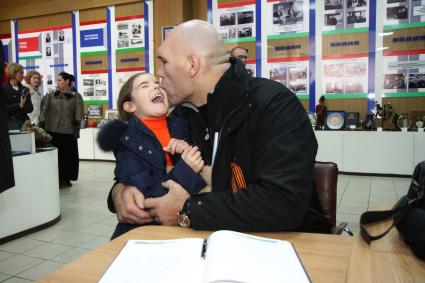 Белоруссия, Жодино. Депутат Госдумы Николай Валуев с дочерью Ириной во время посещения завода `БелАЗ`.