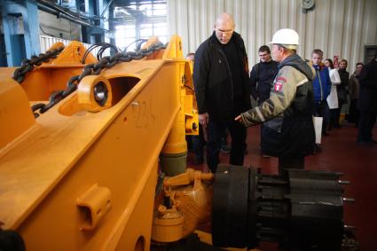 Белоруссия, Жодино. Депутат Госдумы Николай Валуев во время посещения завода `БелАЗ`.