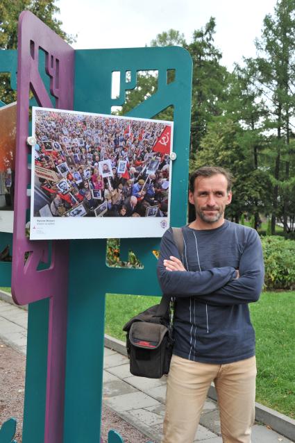 Москва. Фотокорреспондент КП Михаил Фролов во время фотовыставки `Планета Москва` на ВДНХ.