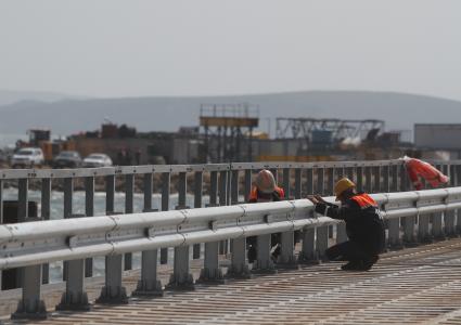 Краснодарский край. Установка временного моста для технических нужд перед началом строительства Керченского моста в окрестностях порта Тамань.