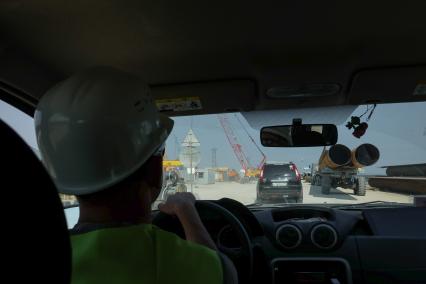 Краснодарский край. Рабочие на строительной площадке Керченского моста в окрестностях порта Тамань.