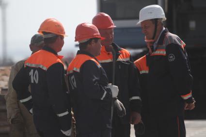 Краснодарский край. Рабочие на строительной площадке Керченского моста в окрестностях порта Тамань.