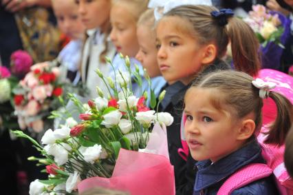 Москва.  Ученики на торжественной линейке, посвященной Дню знаний.