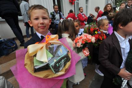 Москва.  Ученики на торжественной линейке, посвященной Дню знаний.