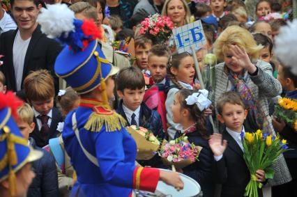 Москва.  Ученики на торжественной линейке, посвященной Дню знаний.