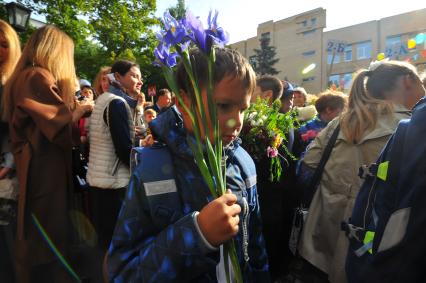 Москва.  Ученики на торжественной линейке, посвященной Дню знаний.