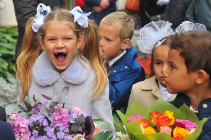 Москва.  Ученики на торжественной линейке, посвященной Дню знаний.