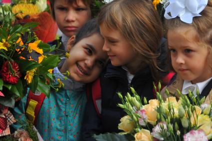 Москва.  Ученики на торжественной линейке, посвященной Дню знаний.