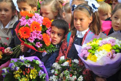 Москва.  Ученики на торжественной линейке, посвященной Дню знаний.