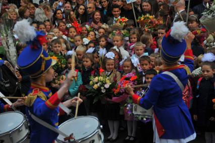 Москва.  Ученики на торжественной линейке, посвященной Дню знаний.