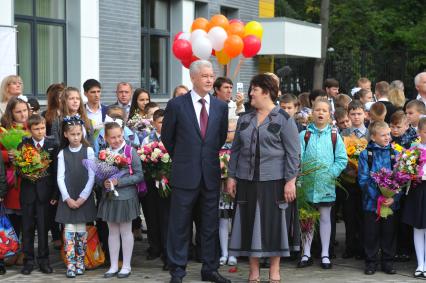 Москва. Мэр Москвы Сергей Собянин и директор школы  Климова Марина во время открытия школы # 830 в Днем знаний, в районе Покровское-Стрешнево.