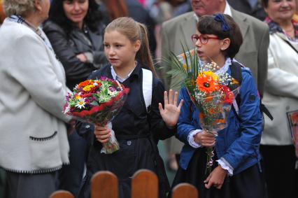 Москва. Ученики школы # 830 на торжественной линейке, посвященной Дню знаний.