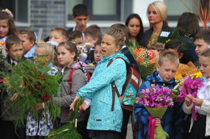 Москва. Ученики школы # 830 на торжественной линейке, посвященной Дню знаний.