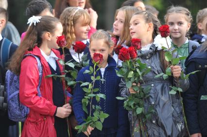 Москва. Ученики школы # 830 на торжественной линейке, посвященной Дню знаний.