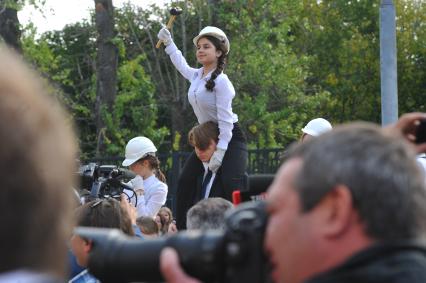 Москва. Ученики школы # 830 на торжественной линейке, посвященной Дню знаний.