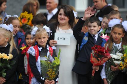 Москва. Ученики школы # 830 на торжественной линейке, посвященной Дню знаний.