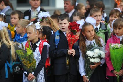 Москва. Ученики школы # 830 на торжественной линейке, посвященной Дню знаний.