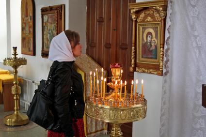 Саратовская область, Энгельс. Прихожанка в храме во имя пророка Божия Илии на территории авиабазы `Энгельс-1`.