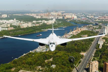 Тяжелый стратегический ракетоносец Ту-160 (`Белый лебедь`) в небе.