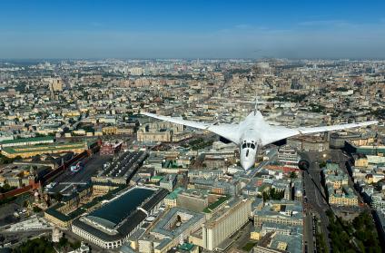 Тяжелый стратегический ракетоносец Ту-160 (`Белый лебедь`) в небе.