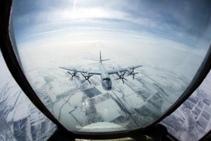 Турбовинтовой ракетоносец Ту-95МС в небе.
Фотография предоставлена авиационной группой Энгельсской гвардейской Донбасской Краснознаменной авиационной базы.