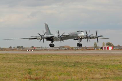 Саратовская область, Энгельс. Турбовинтовой ракетоносец Ту-95МС на аэродроме `Энгельс-2`.